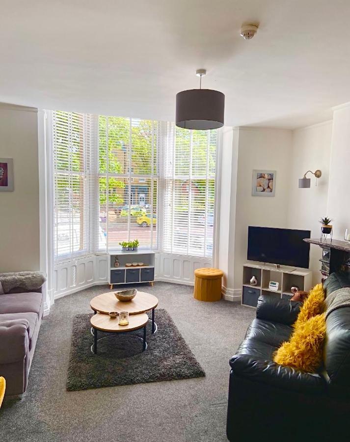 Charles Alexander Short Stay - Clifton Drive Beach Retreat Lytham St Annes Bagian luar foto